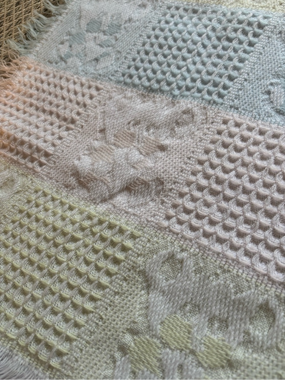 Pastel vintage baby blanket - Picture 7 of 9